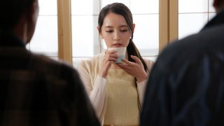 両隣の中年男性に狙われた入居者―。人妻の肢体をねぶり尽くす…。