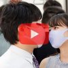 電車内の揺れハプニングでマスク越しにキスをした男女　密着状態で女はエロい気持ちを抑えきれず…