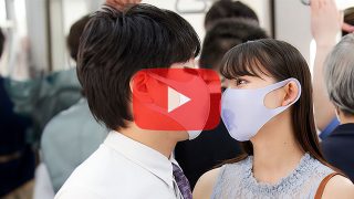 電車内の揺れハプニングでマスク越しにキスをした男女　密着状態で女はエロい気持ちを抑えきれず…